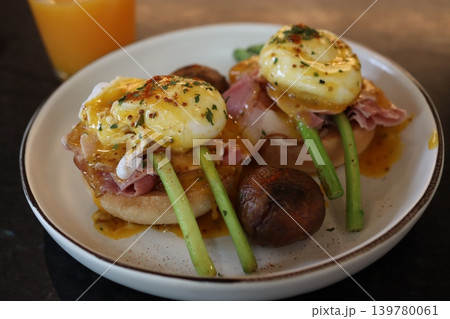 Eggs Benedict with Mushrooms and Asparagus 139780061
