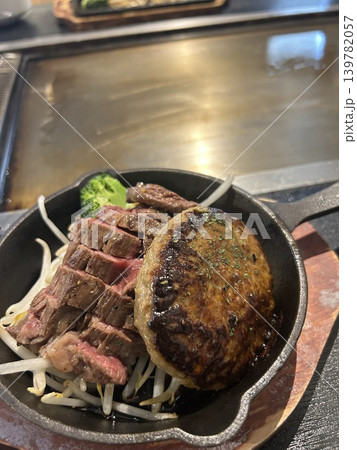 ステーキハウスインディアンのステーキハンバーグ 139782057