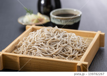 ざるそばを木製ざるに盛り付けた和食の一皿、つゆ添え ざるそばを木製ざるに盛り付けた和食の一皿、つゆ添え 139782267