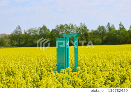 菜の花畑にある扉 139782420