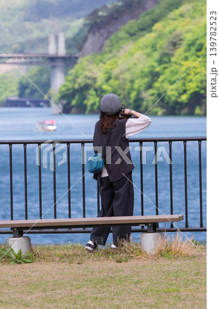 初夏の湖を撮影する女性　八ッ場あがつま湖 139782523