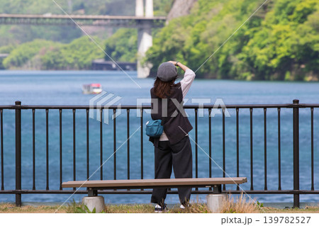 初夏の湖を撮影する女性 八ッ場あがつま湖 初夏の湖を撮影する女性 八ッ場あがつま湖 139782527