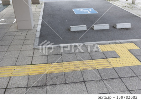 点字ブロックと障害者専用駐車場。舗装道路の福祉施設設備。 点字ブロックと障害者専用駐車場。舗装道路の福祉施設設備。 139782682