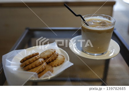 アイスカフェオレとクッキー。ストロー付き。カフェドリンク 139782685