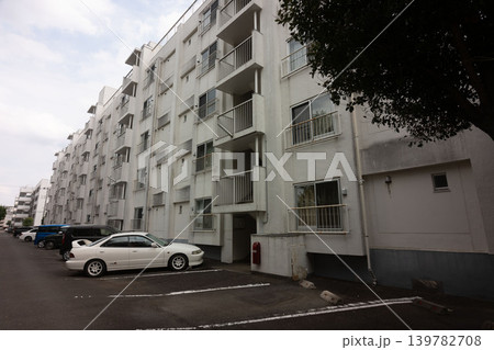 昭和レトロな佇まい：豊かな緑の敷地に佇むノスタルジックな公団住宅の景観 139782708