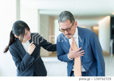 胸を押さえて苦しむビジネスマン 胸を押さえて苦しむビジネスマン 139782729