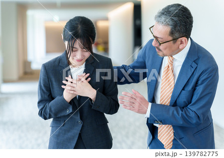 胸を押さえて苦しむビジネスウーマン 胸を押さえて苦しむビジネスウーマン 139782775