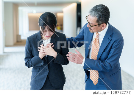 胸を押さえて苦しむビジネスウーマン 胸を押さえて苦しむビジネスウーマン 139782777
