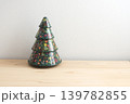 クリスマスツリーの置物と白い壁 139782855