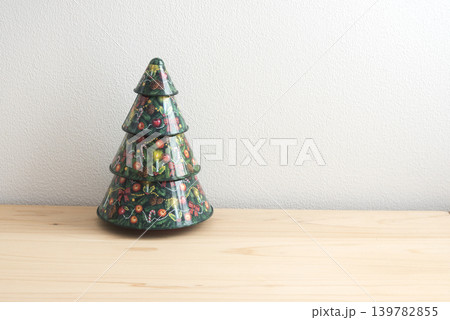 クリスマスツリーの置物と白い壁 クリスマスツリーの置物と白い壁 139782855