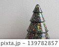 クリスマスツリーの置物と白い壁 139782857
