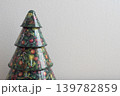 クリスマスツリーの置物と白い壁 139782859