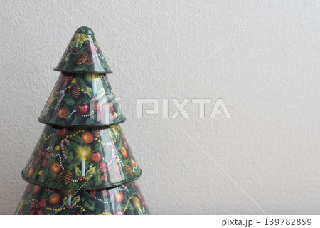 クリスマスツリーの置物と白い壁 クリスマスツリーの置物と白い壁 139782859
