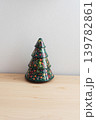 クリスマスツリーの置物と白い壁 139782861
