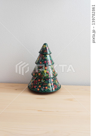 クリスマスツリーの置物と白い壁 139782861