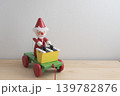 クリスマス　サンタクロースの木製おもちゃ 139782876