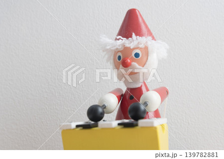 クリスマス　サンタクロースの木製おもちゃ 139782881