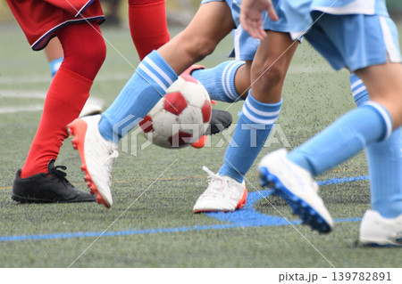 ドリブルするサッカー選手 ドリブルするサッカー選手 139782891