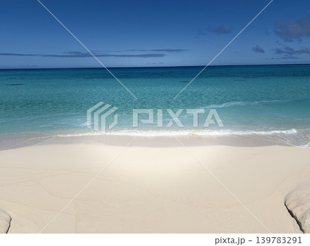 白い砂浜と青い海 139783291