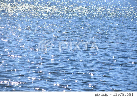 水面に生じるさざ波を基調としたブルー系背景素材 水面に生じるさざ波を基調としたブルー系背景素材 139783581