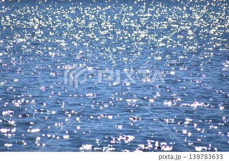 水面に生じるさざ波を基調としたブルー系背景素材 水面に生じるさざ波を基調としたブルー系背景素材 139783633