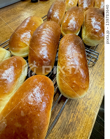 ふっくらつやつや全粒粉コッペパン 139783640