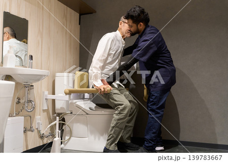 介護施設で排泄介助をする外国人介護士 介護施設で排泄介助をする外国人介護士 139783667