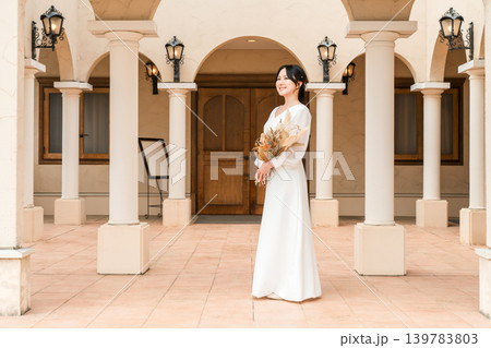 結婚式場,チャペルにいるドライフラワー,スワッグを持つドレス姿の新婦,花嫁 結婚式場,チャペルにいるドライフラワー,スワッグを持つドレス姿の新婦,花嫁 139783803