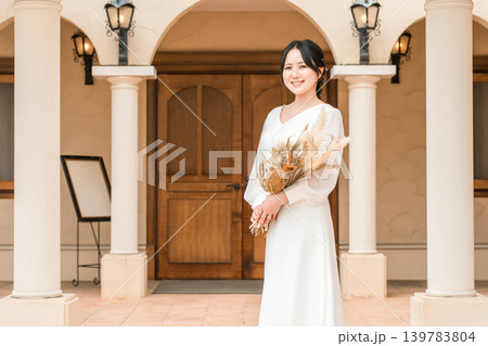 結婚式場,チャペルにいるドライフラワー,スワッグを持つドレス姿の新婦,花嫁 結婚式場,チャペルにいるドライフラワー,スワッグを持つドレス姿の新婦,花嫁 139783804