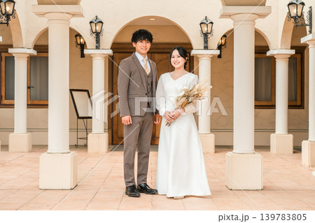 結婚式場,チャペルにいるドライフラワー,スワッグを持つドレス姿の新郎新婦 139783805