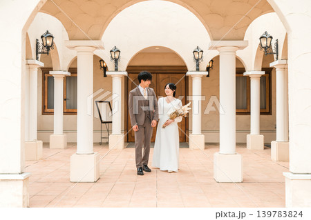 結婚式場,チャペルにいるドライフラワー,スワッグを持つドレス姿の新郎新婦 結婚式場,チャペルにいるドライフラワー,スワッグを持つドレス姿の新郎新婦 139783824