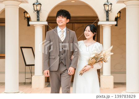 結婚式場,チャペルにいるドライフラワー,スワッグを持つドレス姿の新郎新婦 結婚式場,チャペルにいるドライフラワー,スワッグを持つドレス姿の新郎新婦 139783829