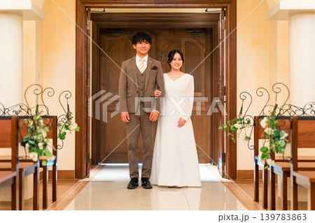 結婚式場,教会,チャペルを歩く新郎新婦(バージンロード・教会・チャペル) 結婚式場,教会,チャペルを歩く新郎新婦(バージンロード・教会・チャペル) 139783863