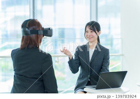 VR　仮想現実空間　ビジネス　ミーティング　 139783924
