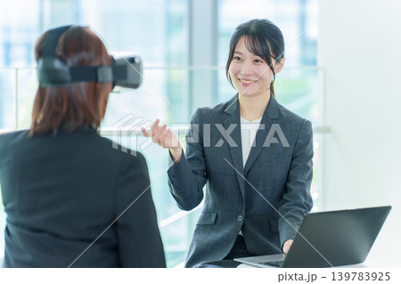 VR　仮想現実空間　ビジネス　ミーティング　 139783925