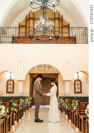 結婚式場,チャペルにいる新郎新婦(バージンロード・教会・チャペル) 結婚式場,チャペルにいる新郎新婦(バージンロード・教会・チャペル) 139783937