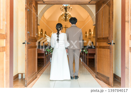 結婚式場・チャペル・教会を歩く新郎新婦の後ろ姿(入場・結婚式・アジア人) 結婚式場・チャペル・教会を歩く新郎新婦の後ろ姿(入場・結婚式・アジア人) 139784017