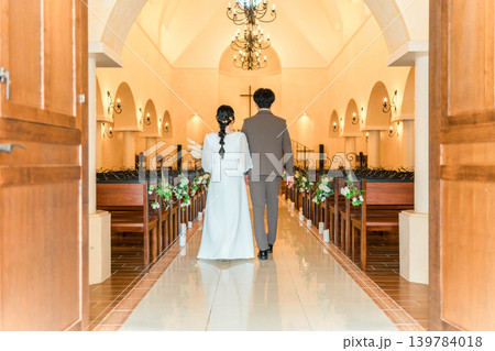 結婚式場・チャペル・教会を歩く新郎新婦の後ろ姿(入場・結婚式・アジア人) 結婚式場・チャペル・教会を歩く新郎新婦の後ろ姿(入場・結婚式・アジア人) 139784018