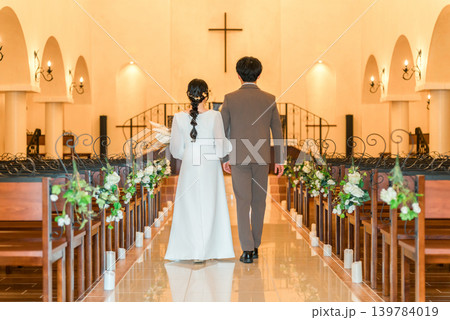 結婚式場・チャペル・教会を歩く新郎新婦の後ろ姿(入場・結婚式・アジア人) 結婚式場・チャペル・教会を歩く新郎新婦の後ろ姿(入場・結婚式・アジア人) 139784019