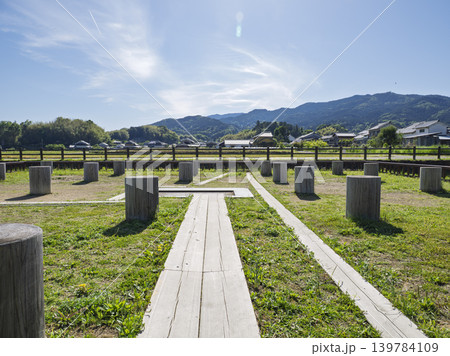 青空と里山の風景に溶け込む、飛鳥・水落遺跡の全景 青空と里山の風景に溶け込む、飛鳥・水落遺跡の全景 139784109