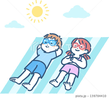 夏の空とレジャーシートの上でまどろむ水着姿の子どもたち 夏の空とレジャーシートの上でまどろむ水着姿の子どもたち 139784410