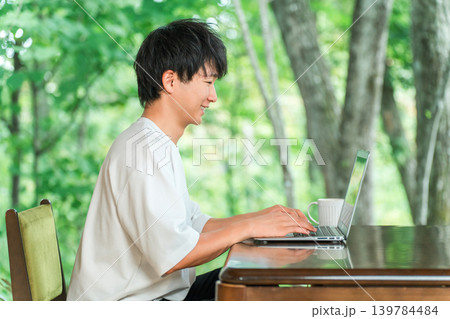 ワーケーション,リモートワークをするアドレスホッパーの若い男性 ワーケーション,リモートワークをするアドレスホッパーの若い男性 139784484