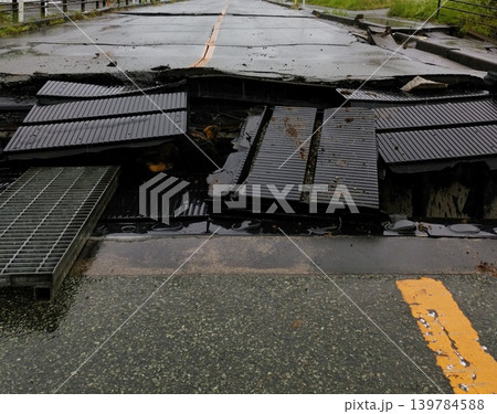 地震で壊れた橋 地震で壊れた橋 139784588