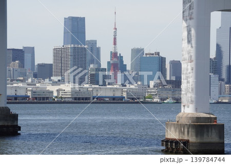 レインボーブリッジの橋脚越しに望む東京タワーと港区のビル群 レインボーブリッジの橋脚越しに望む東京タワーと港区のビル群 139784744