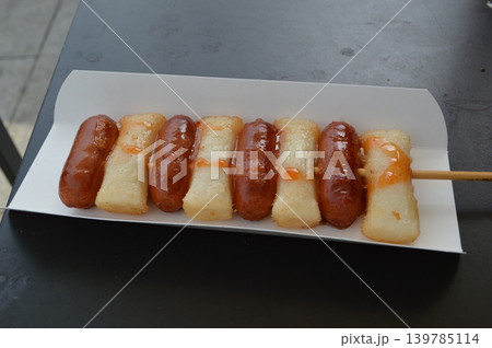 韓国 屋台名物のソトクソトク(ソーセージと餅の串) 韓国 屋台名物のソトクソトク(ソーセージと餅の串) 139785114