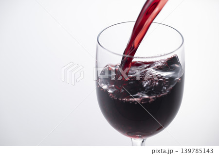 赤ワインを注ぐ 赤ワインを注ぐ 139785143
