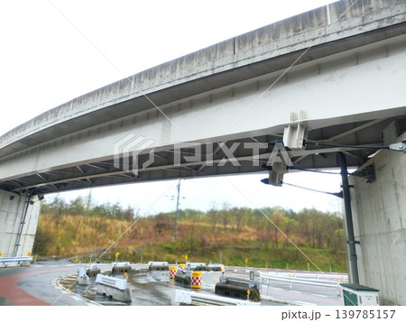 高架橋の裏側とカーブする道路の風景 139785157