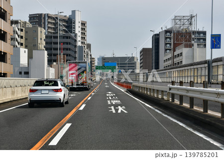 高速道路を走行中の風景 高速道路を走行中の風景 139785201