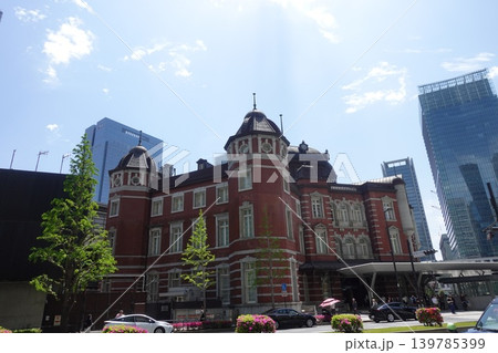 青空の下に建つ東京駅丸の内駅舎の赤レンガ建築 139785399