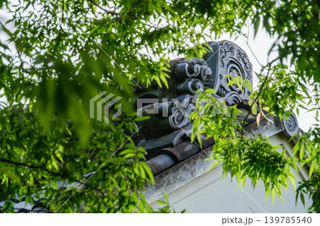 屋根瓦と若葉 139785540